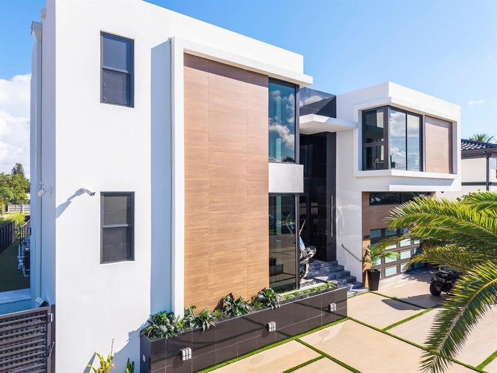 2581 NE 50th Lighthouse Point, FL 33064