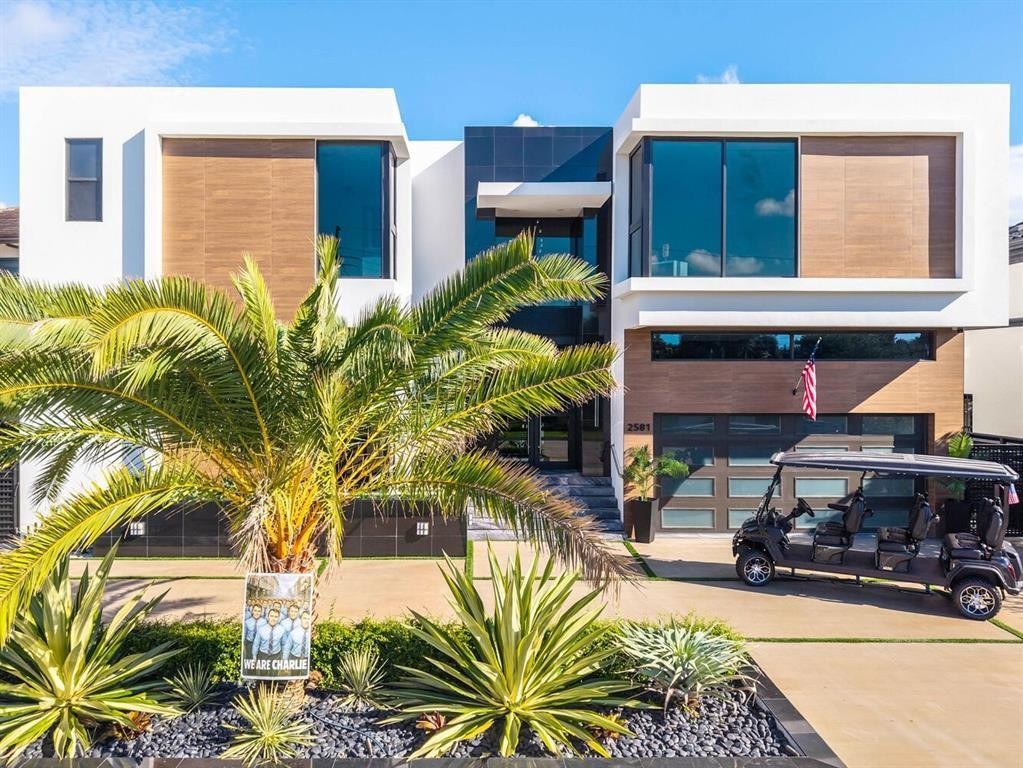 2581 NE 50th Lighthouse Point, FL 33064