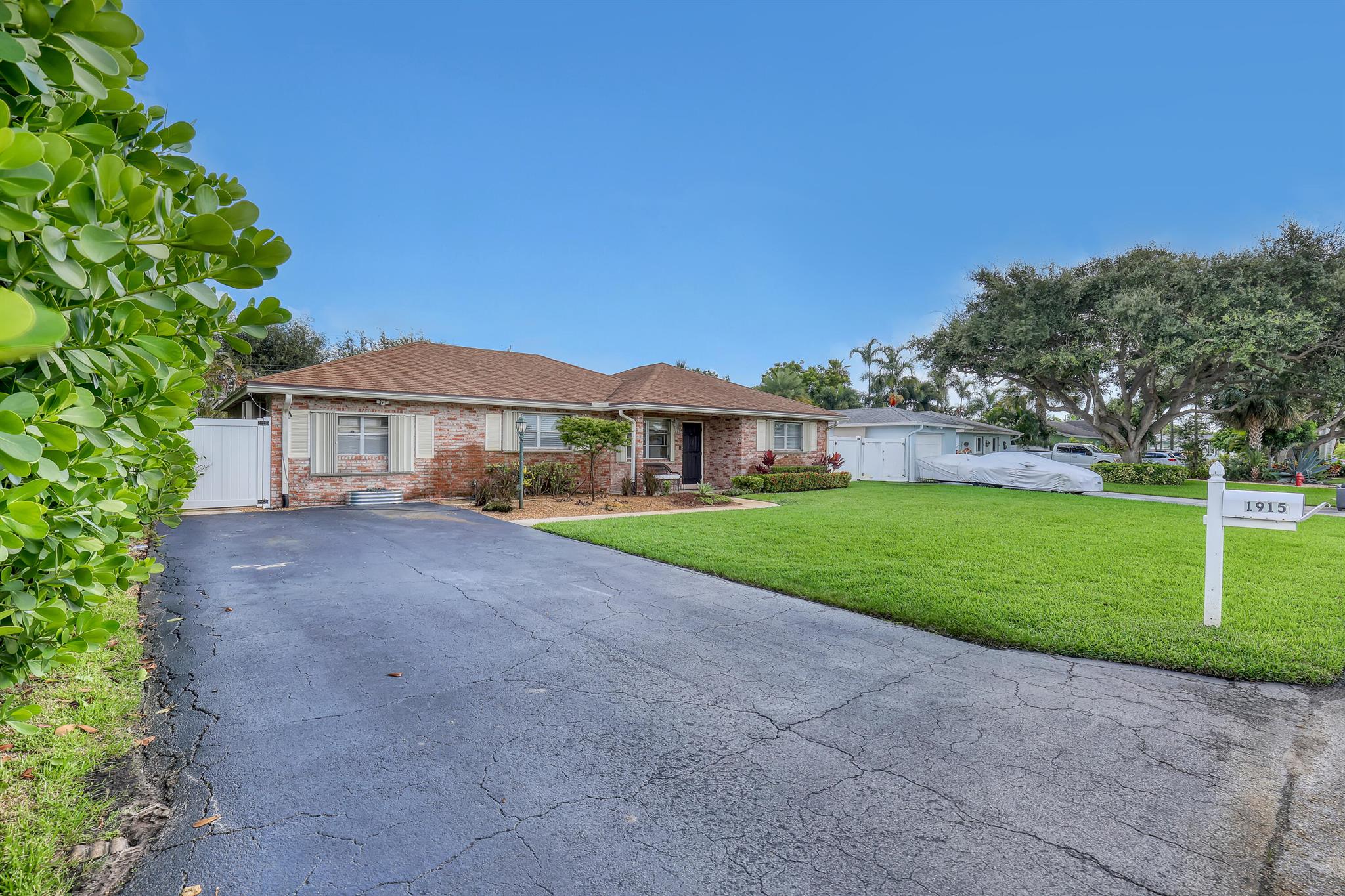 1915 Laurel Ln