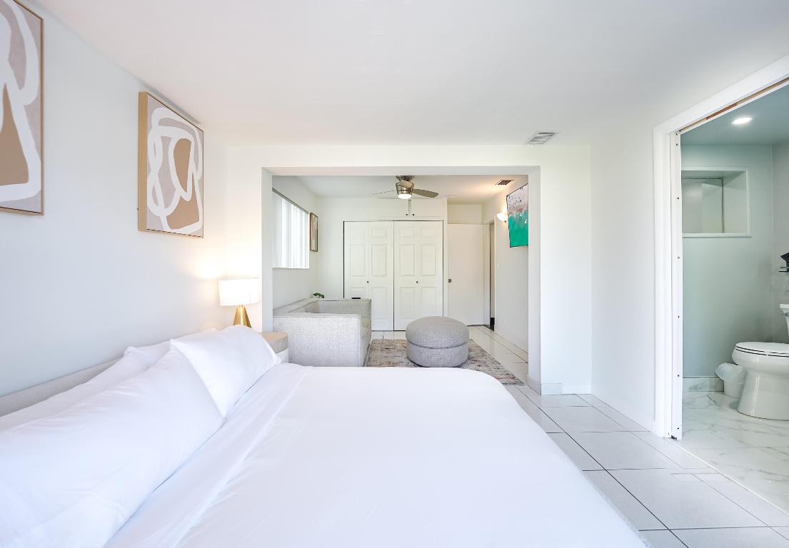 2531 NE 47th Lighthouse Point, FL 33064