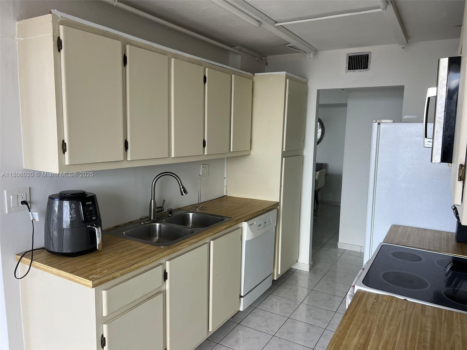image Winston Towers 700 Condo13
