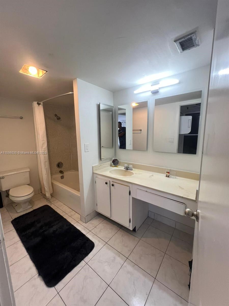 image Winston Towers 700 Condo16