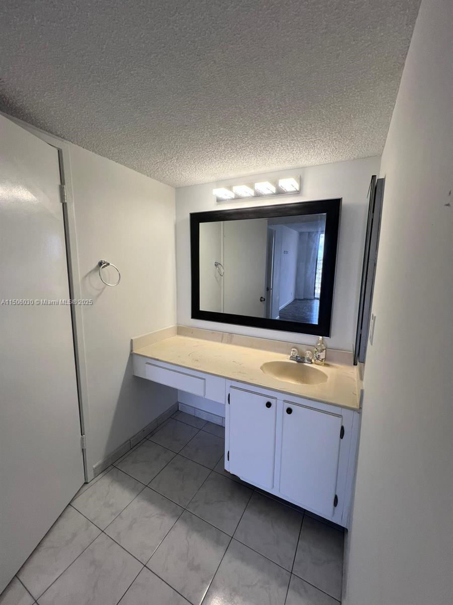 image Winston Towers 700 Condo18