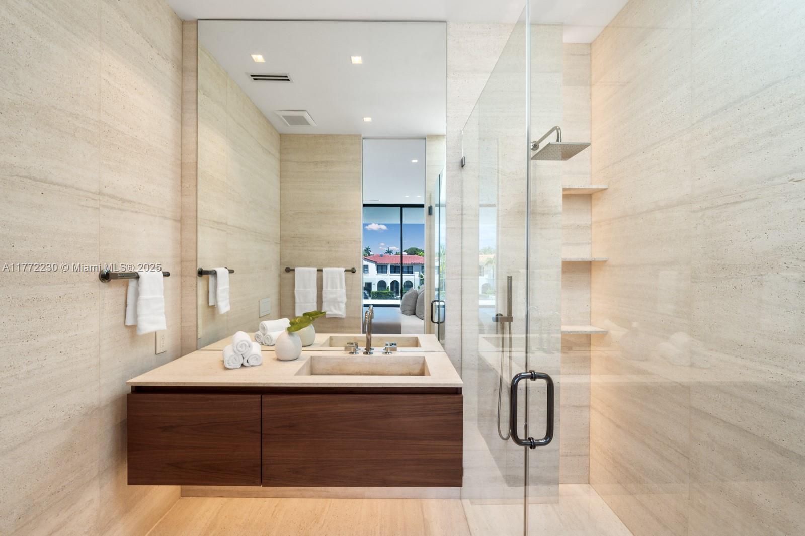 5515 Pine Tree Dr Miami Beach, FL 33140