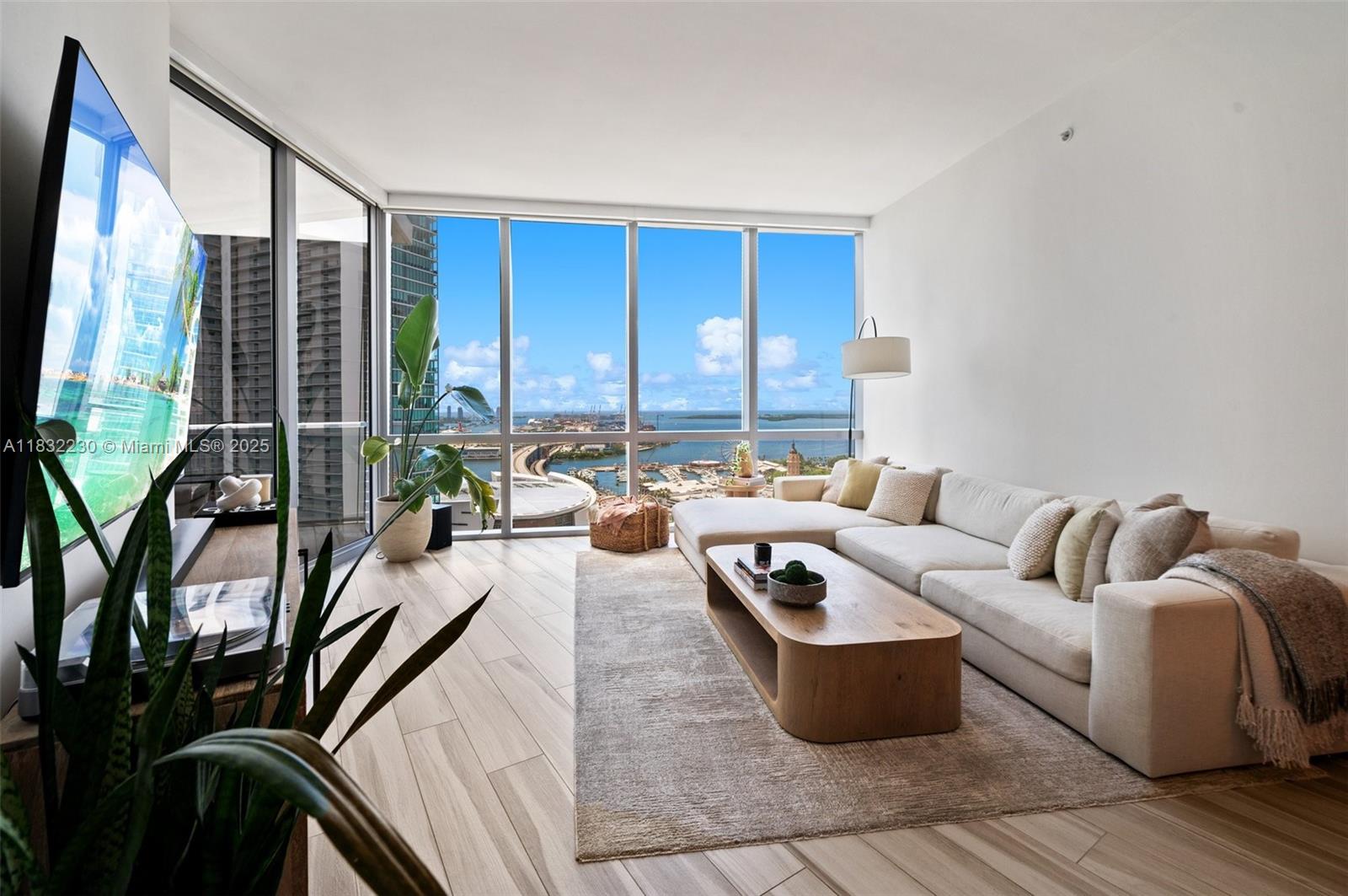 image Paramount Miami World Cen9