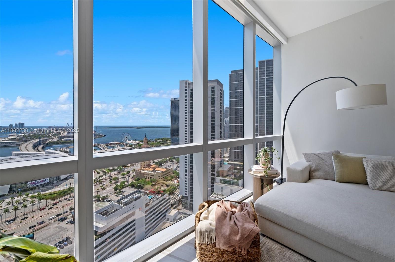 image Paramount Miami World Cen11