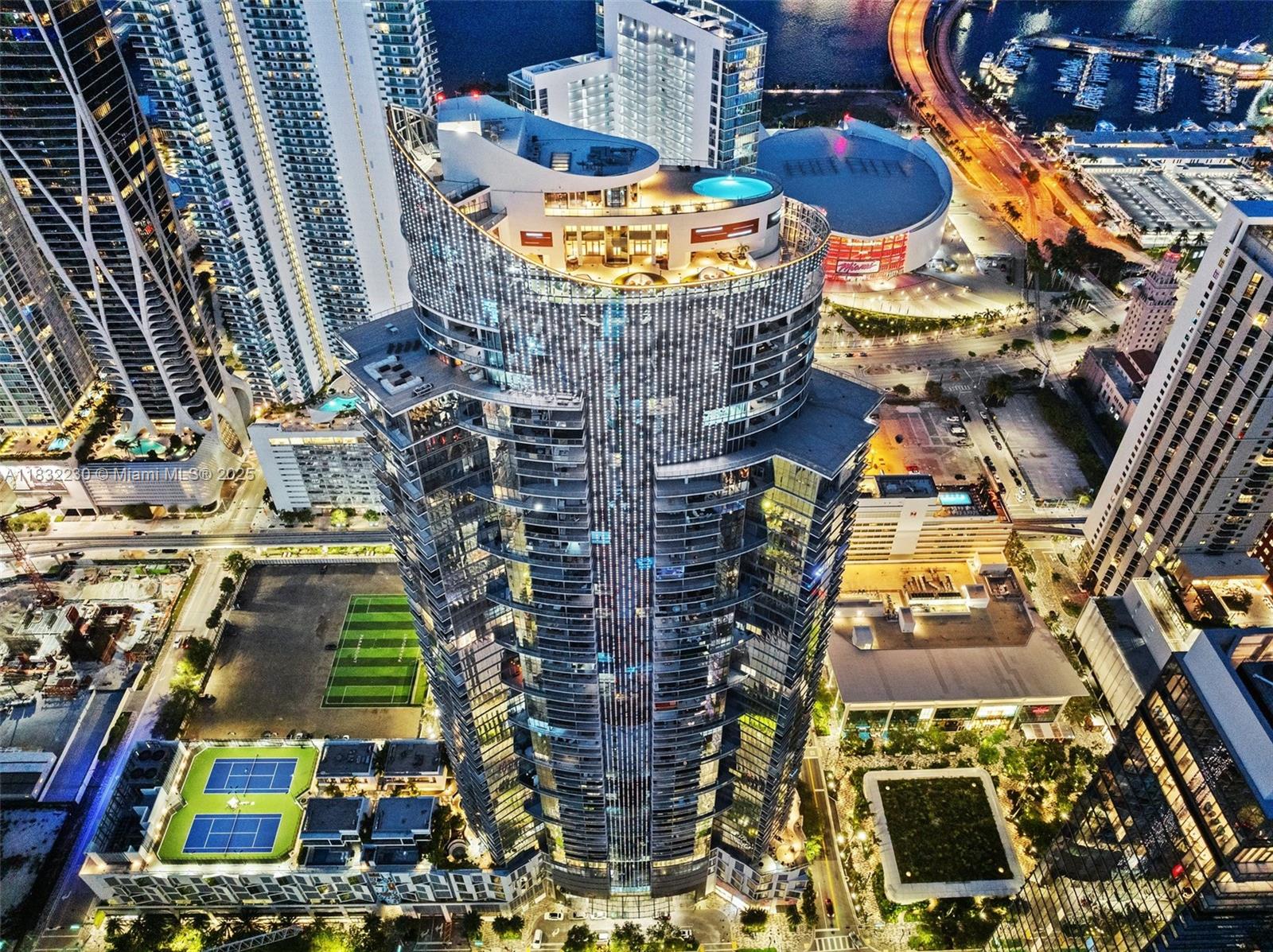 image Paramount Miami World Cen1