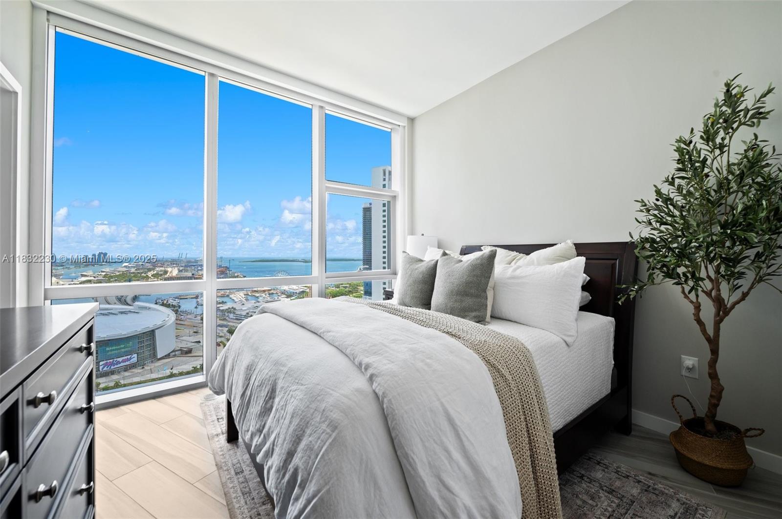 image Paramount Miami World Cen20