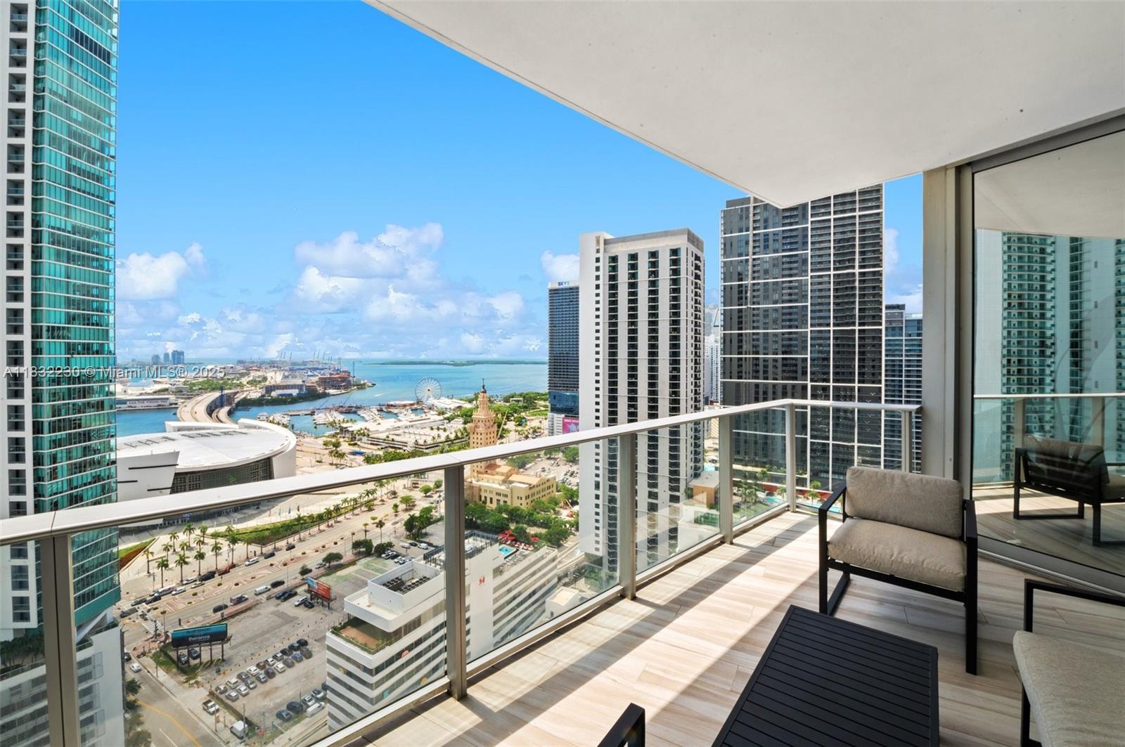image Paramount Miami World Cen25