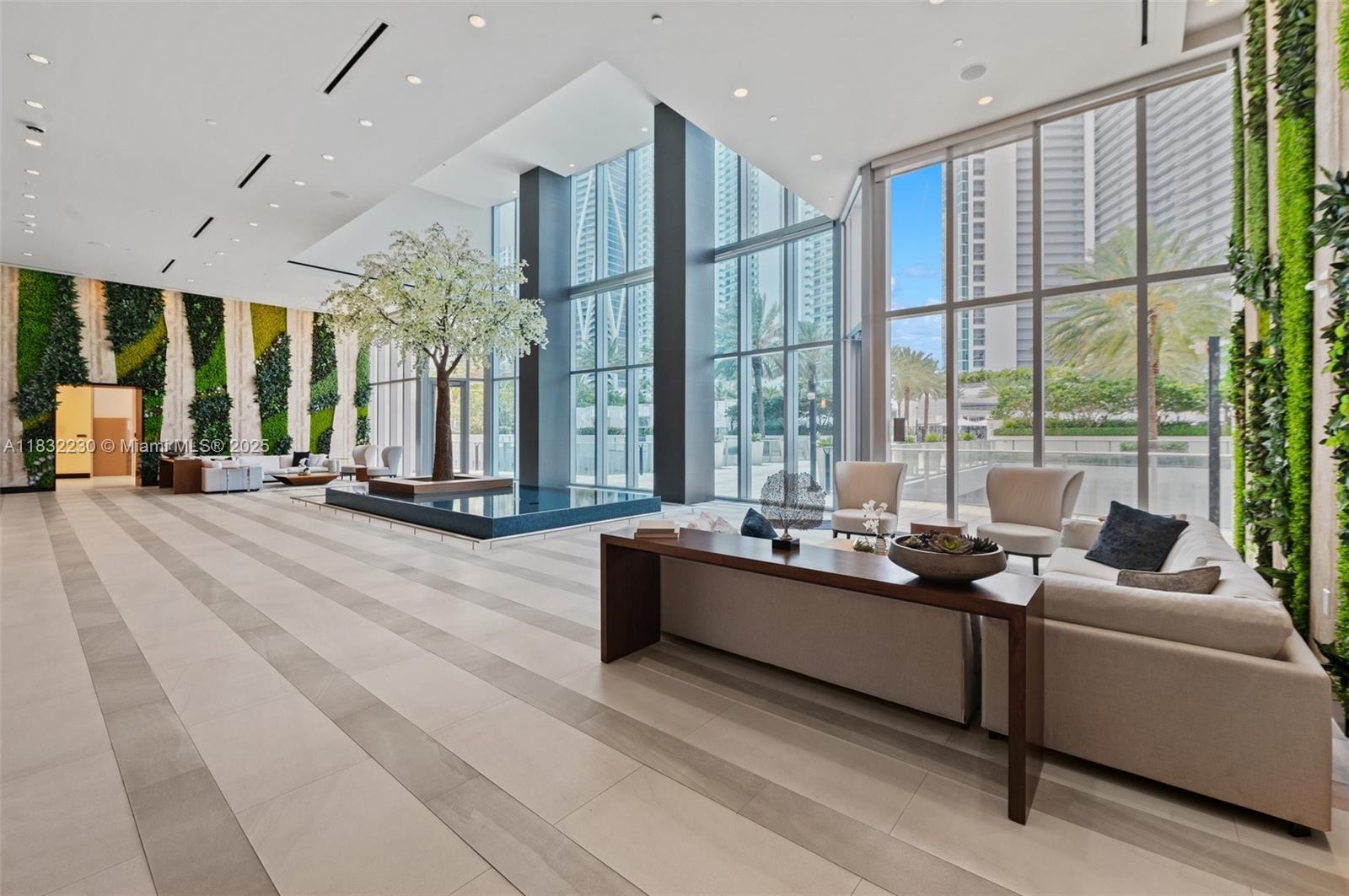 image Paramount Miami World Cen2