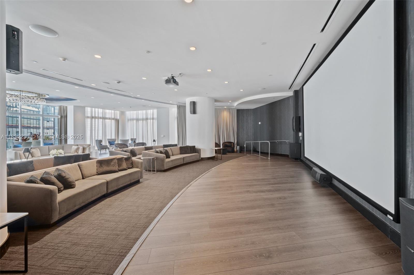 image Paramount Miami World Cen30