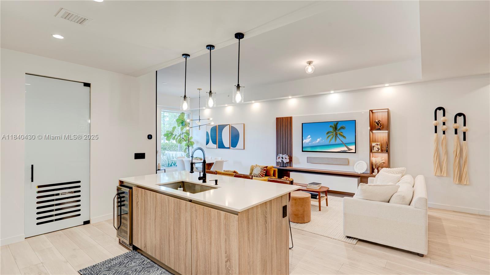 545 SW 11th St #105 Miami, FL 33129