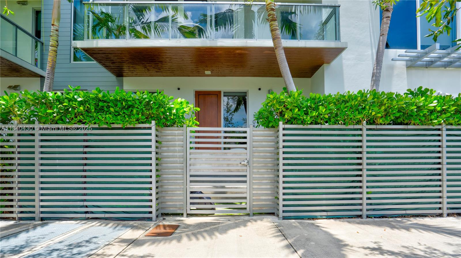 545 SW 11th St #105 Miami, FL 33129