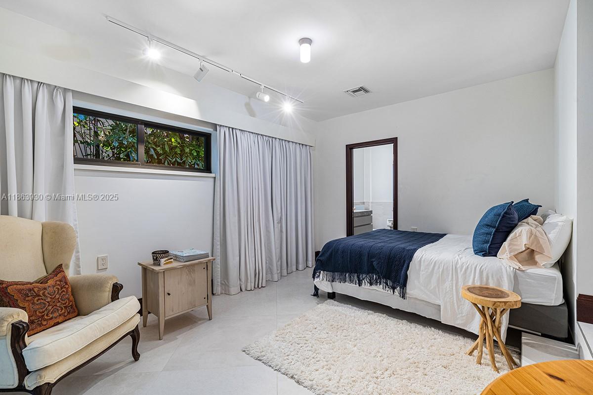 1425 W 27th St Miami Beach, FL 33140