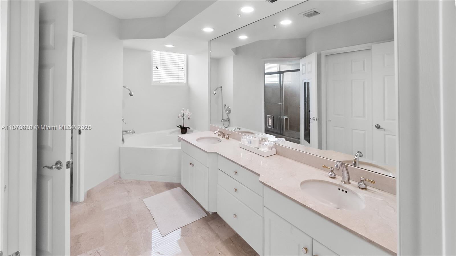 3370 Hidden Bay Dr #2010 Aventura, FL 33180