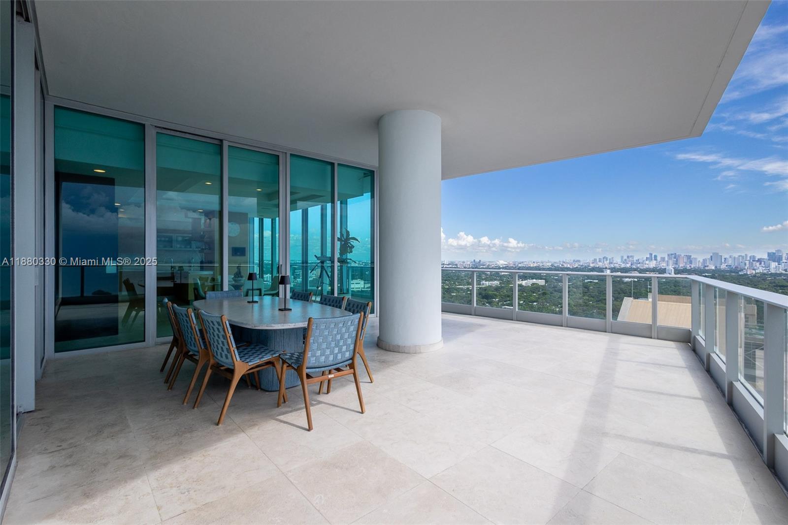image Grovenor House Condo11