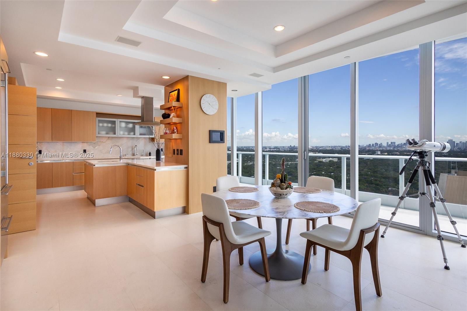 image Grovenor House Condo3