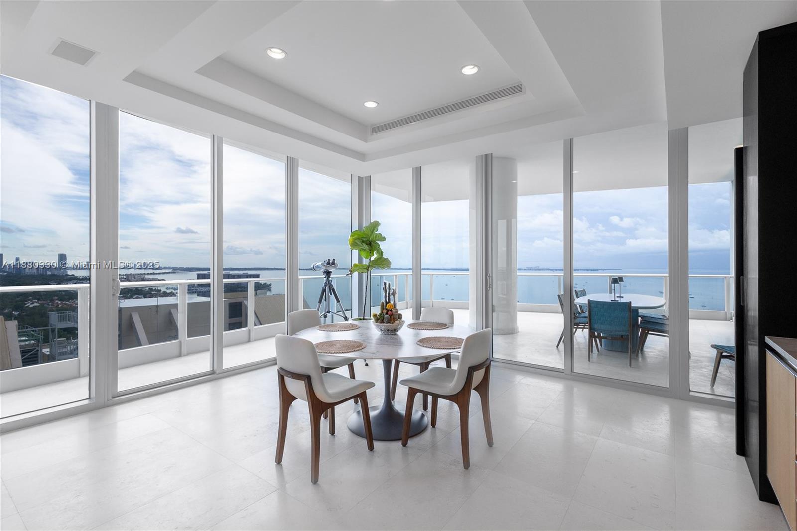 image Grovenor House Condo4