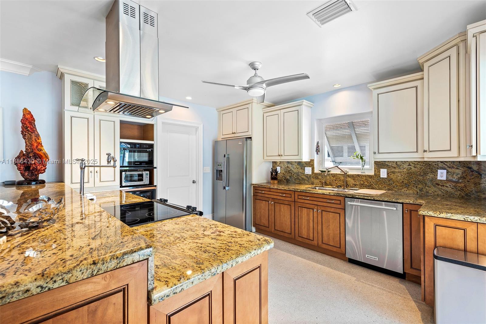 454 Tamarind Dr Hallandale Beach, FL 33009