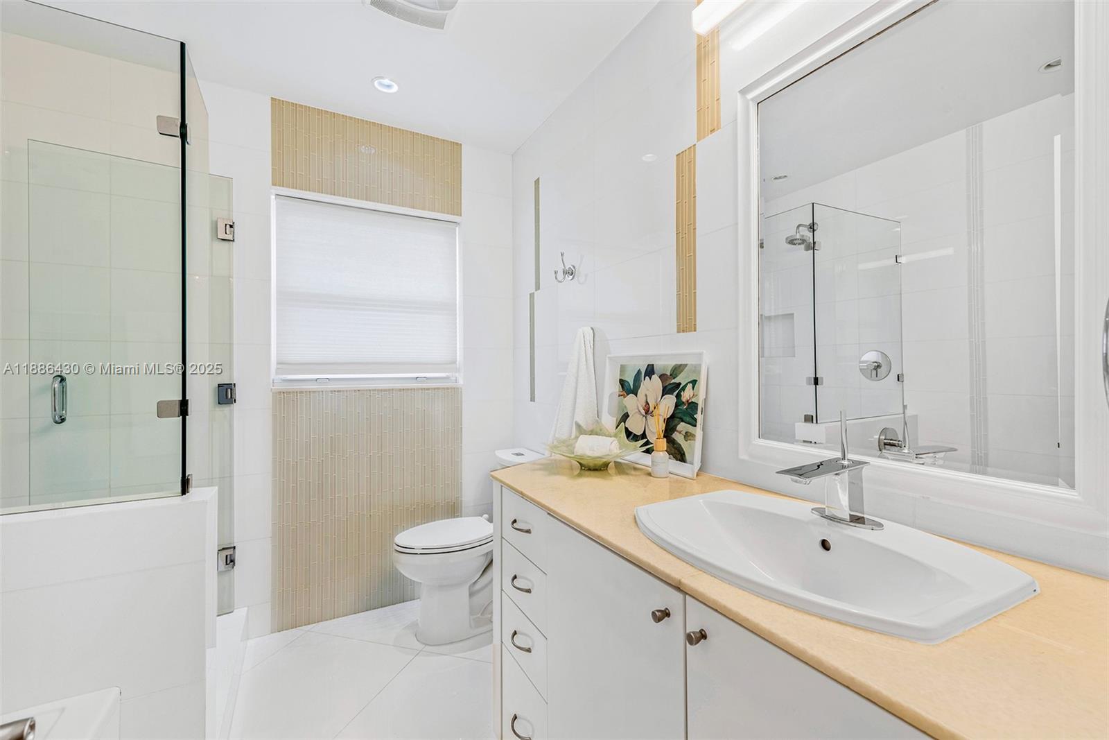 454 Tamarind Dr Hallandale Beach, FL 33009