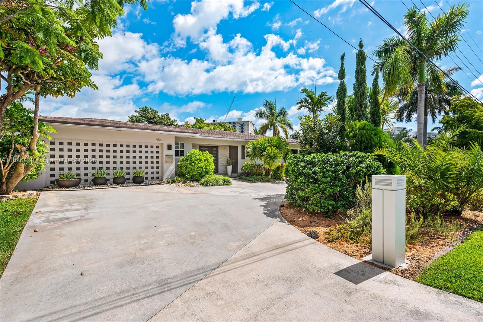 454 Tamarind Dr Hallandale Beach, FL 33009