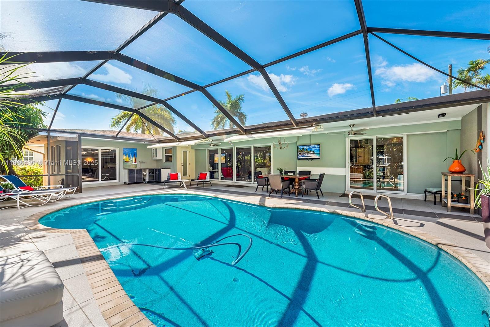 454 Tamarind Dr Hallandale Beach, FL 33009