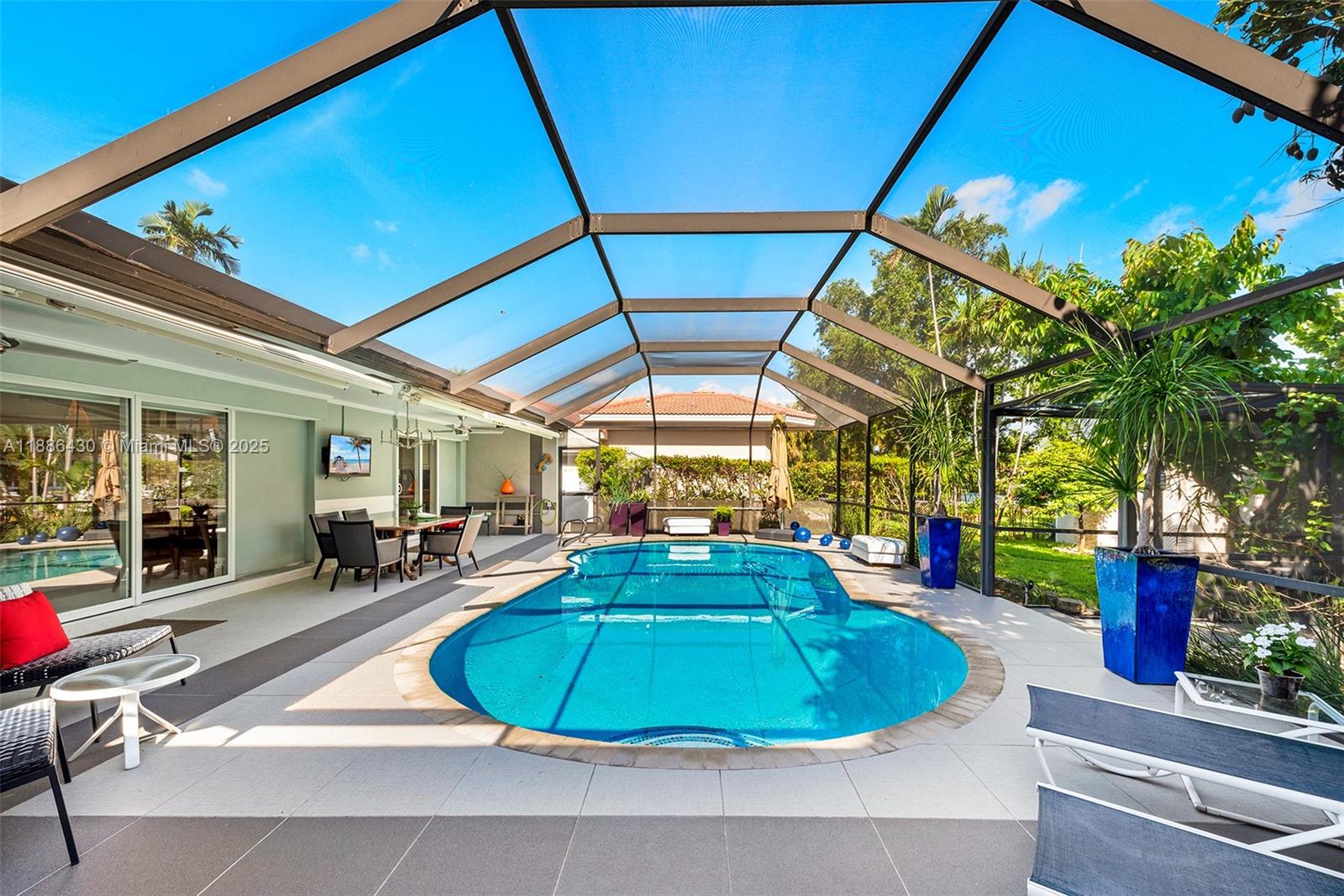 454 Tamarind Dr Hallandale Beach, FL 33009