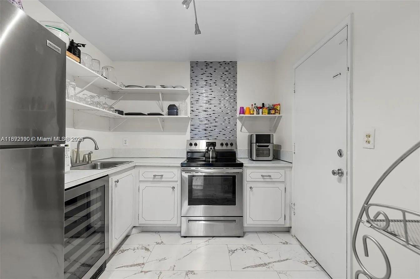 4043 NW 16th St #201