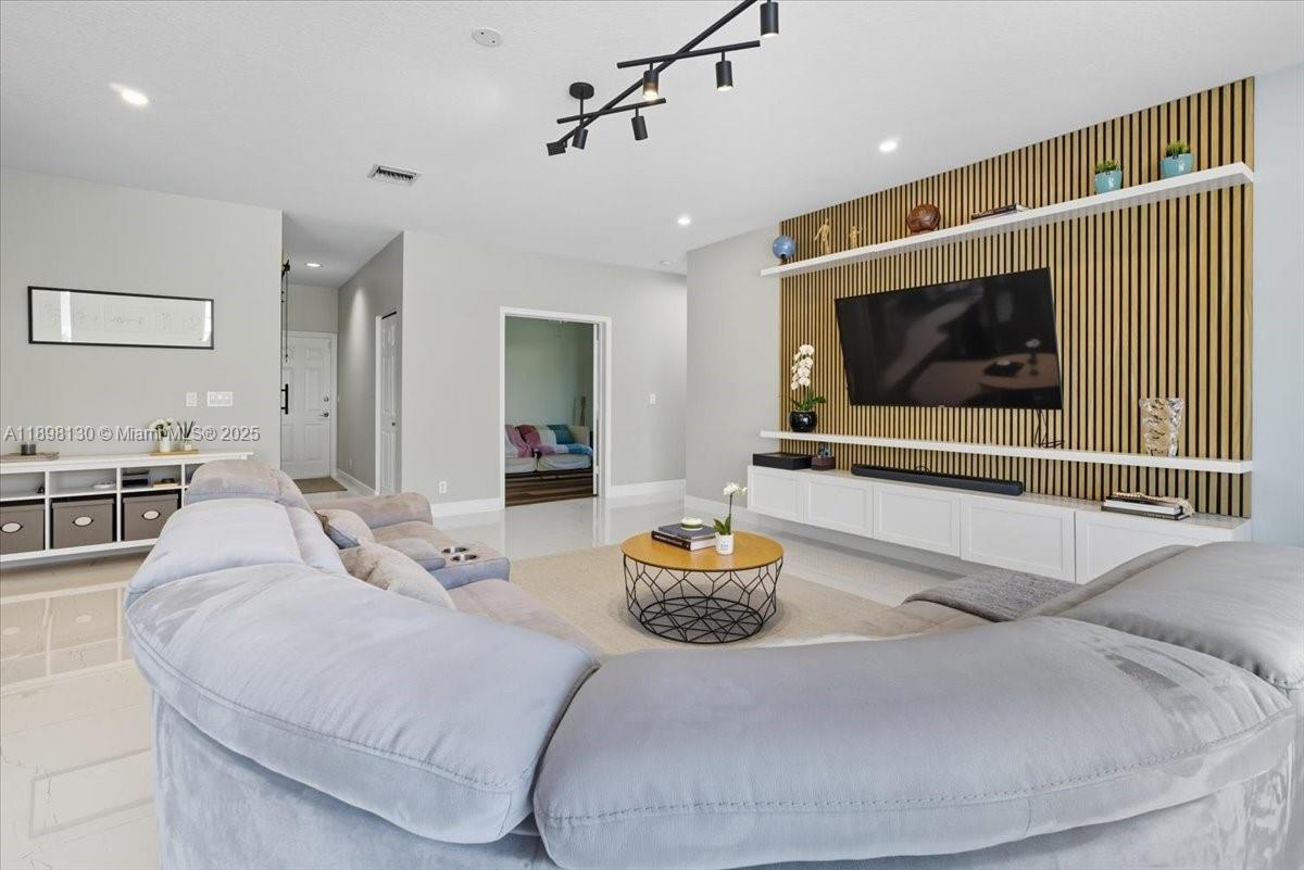 347 Fairmont Rd Weston, FL 33326