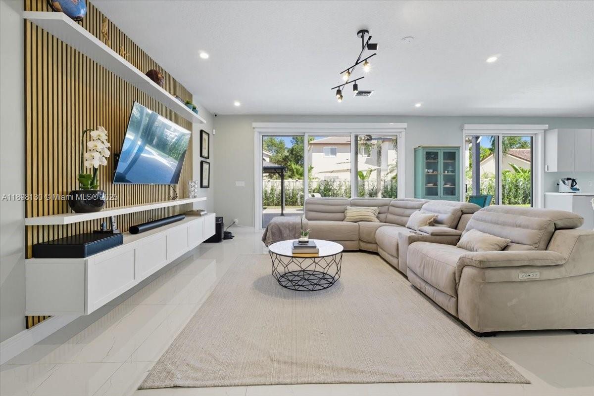 347 Fairmont Rd Weston, FL 33326