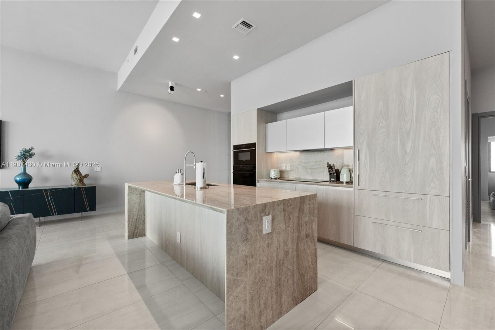 480 NE 31st St #PH5002 Miami, FL 33137