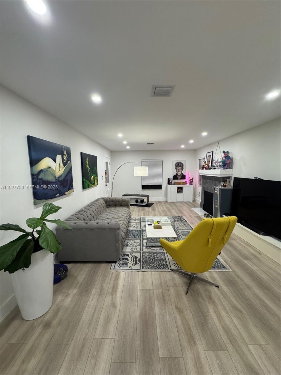 557 NW 44st #front Miami, FL 33127