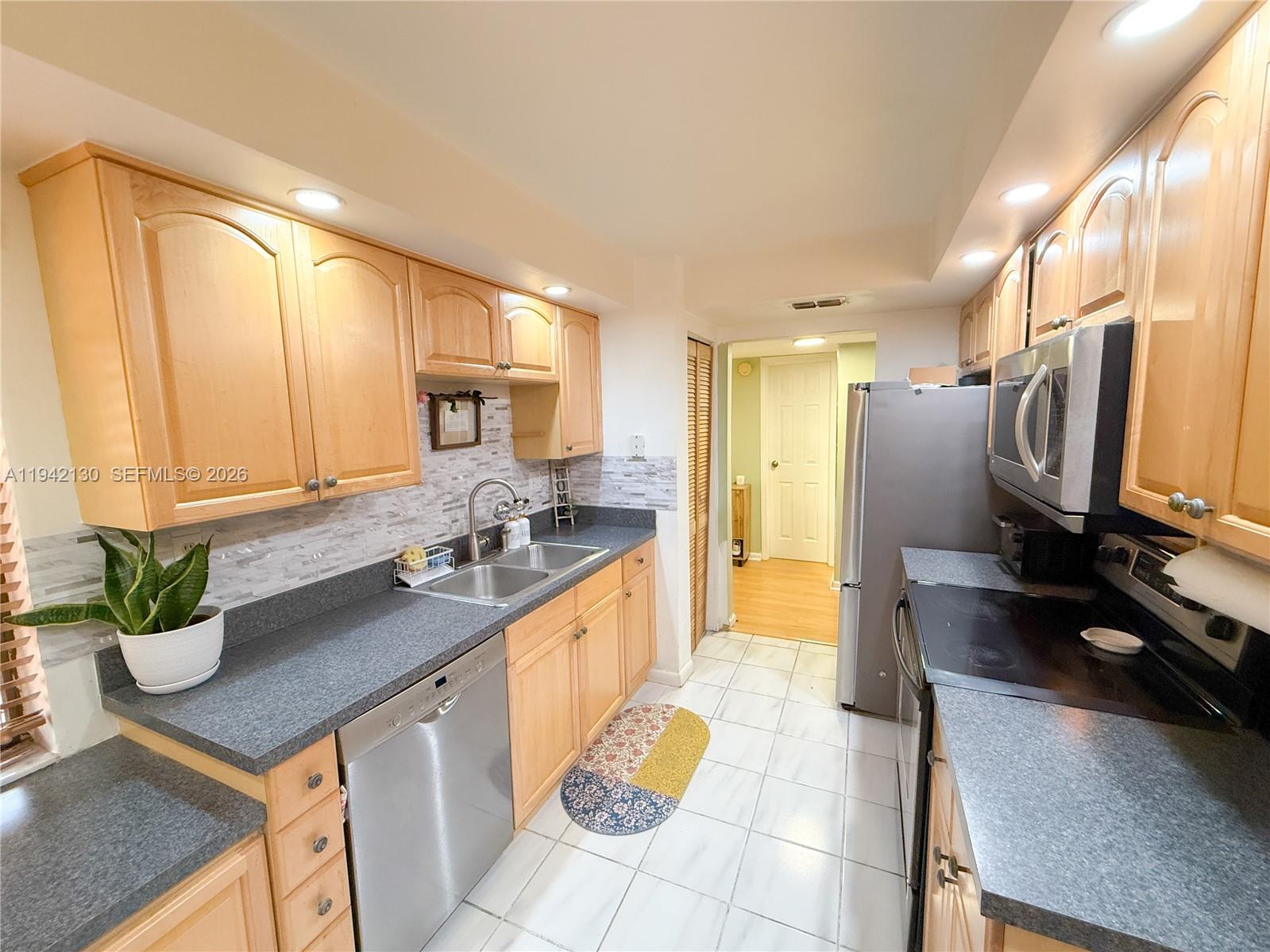 450 Commodore Dr Plantation, FL 33325