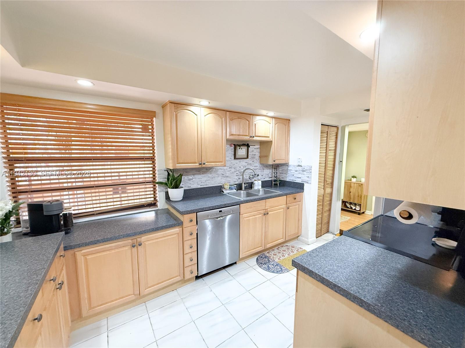 450 Commodore Dr Plantation, FL 33325