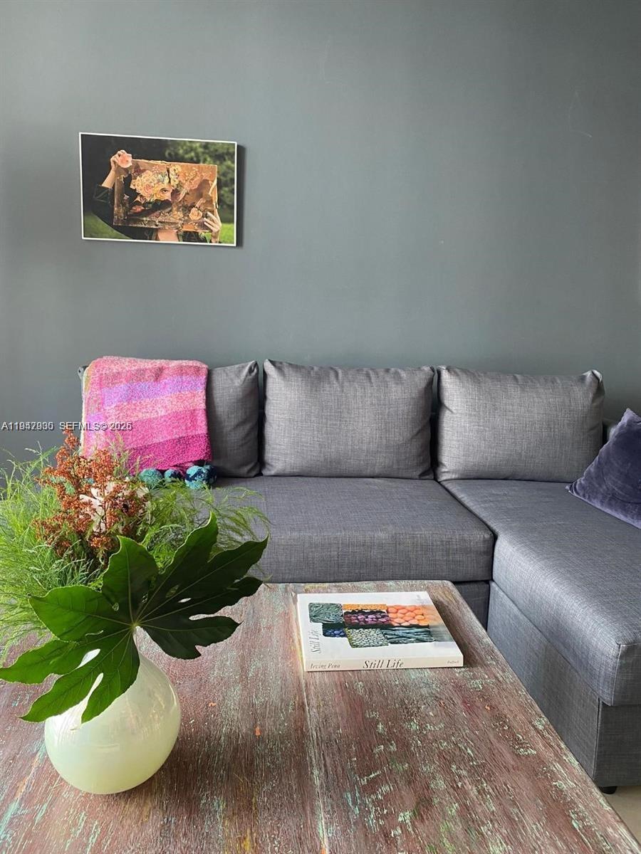 image Cite on the Bay West1