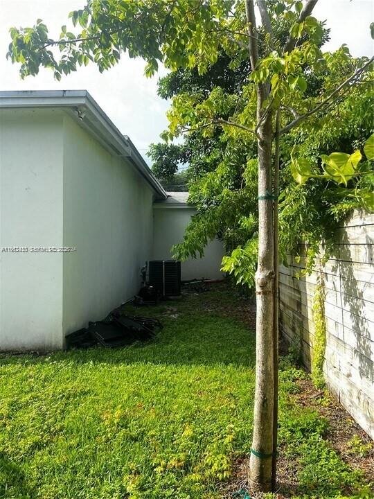 15 NW 52nd St Miami, FL 33127