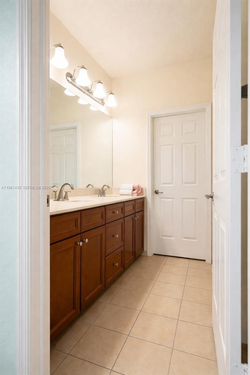 10013 NW 89th Ter Doral, FL 33178