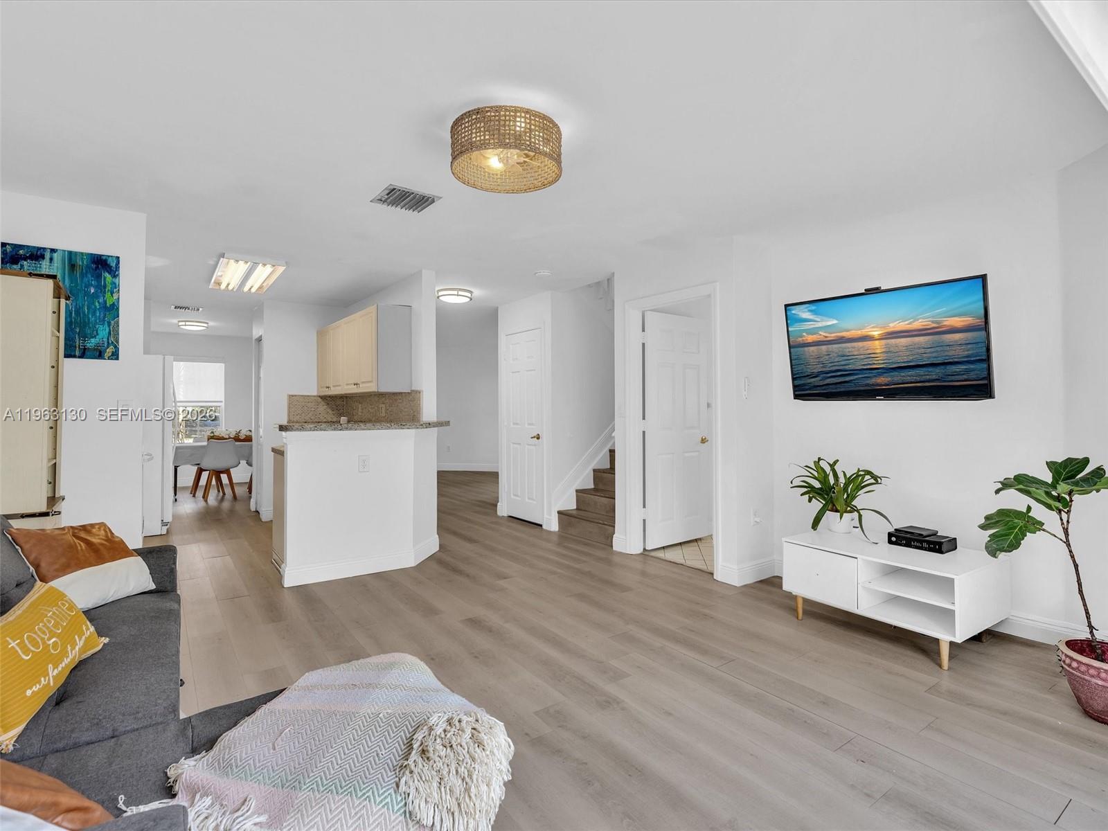 2237 NW 171st Ter Pembroke Pines, FL 33028