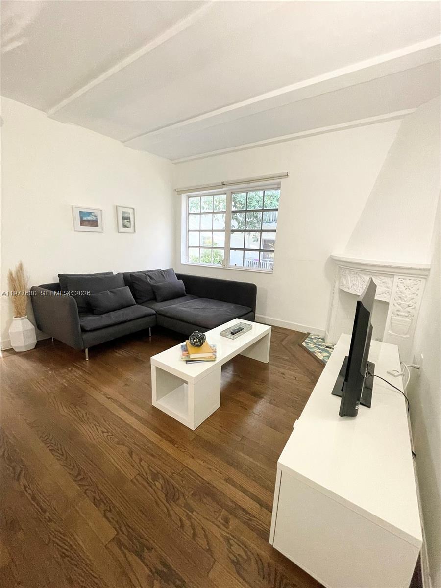 439 15th St #18 Miami Beach, FL 33139