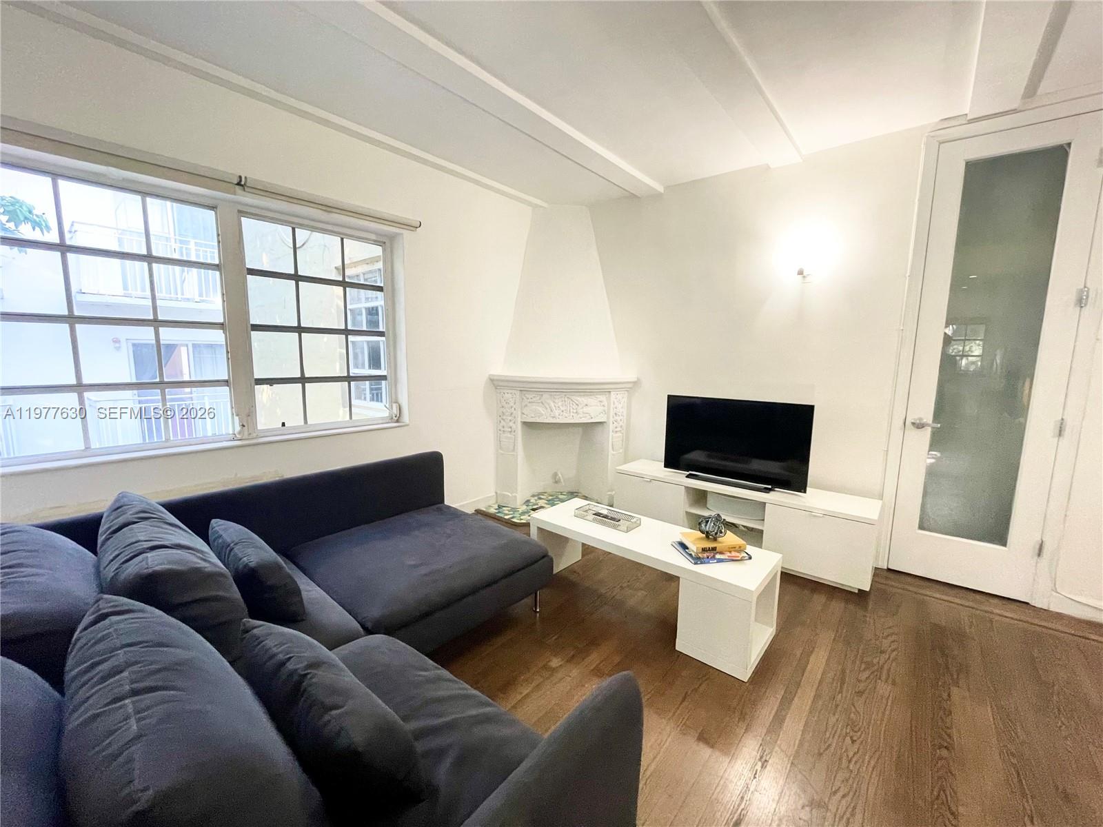 439 15th St #18 Miami Beach, FL 33139