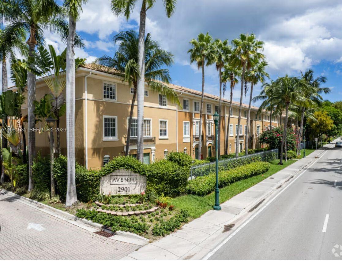 2991 NE 185th St #1702