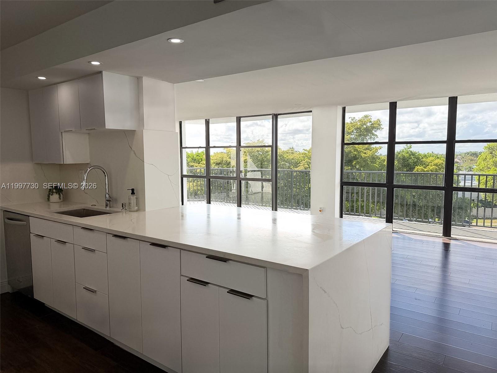 1000 Parkview Dr #531 Hallandale Beach, FL 33009