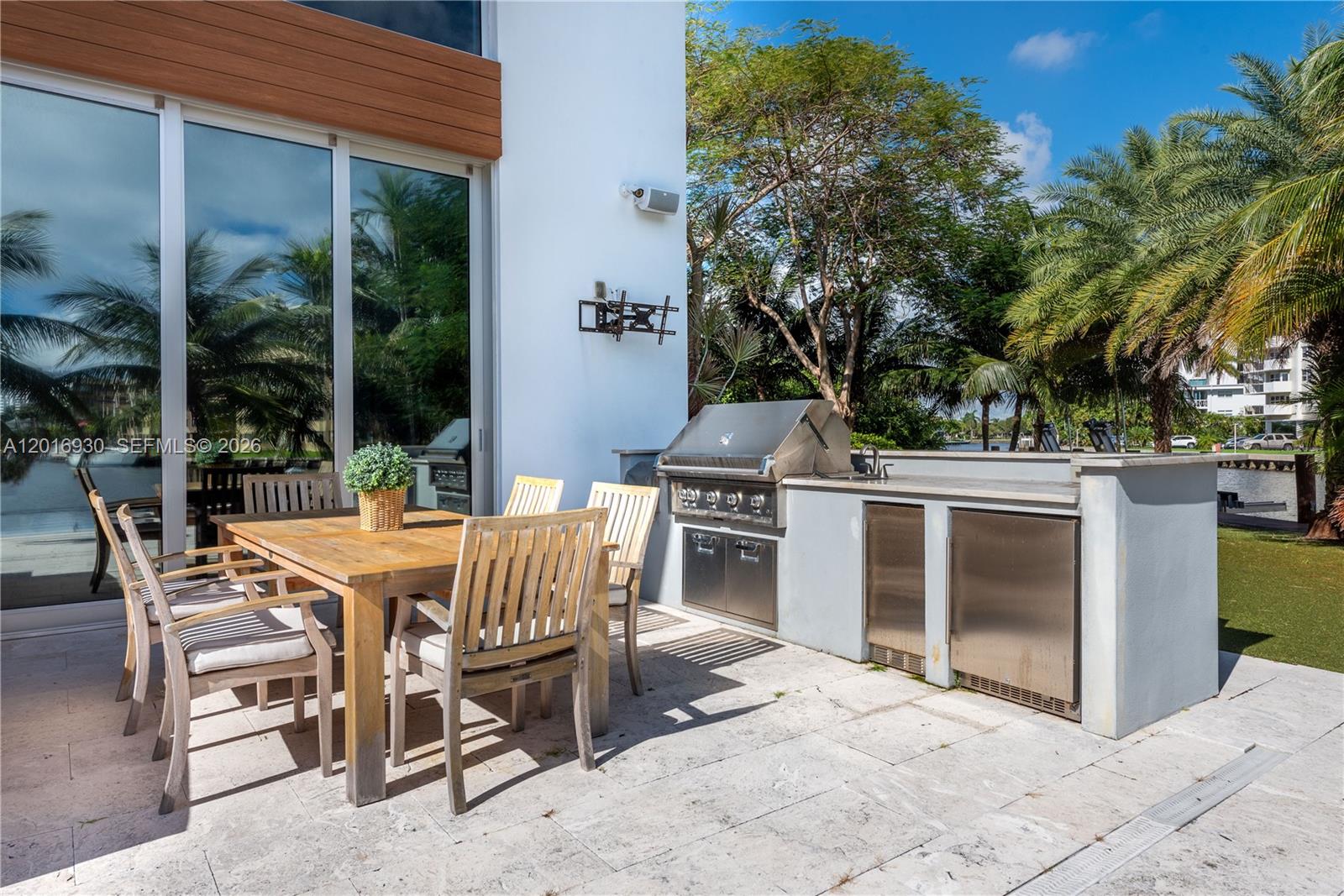 400 Tamarind Dr Hallandale Beach, FL 33009