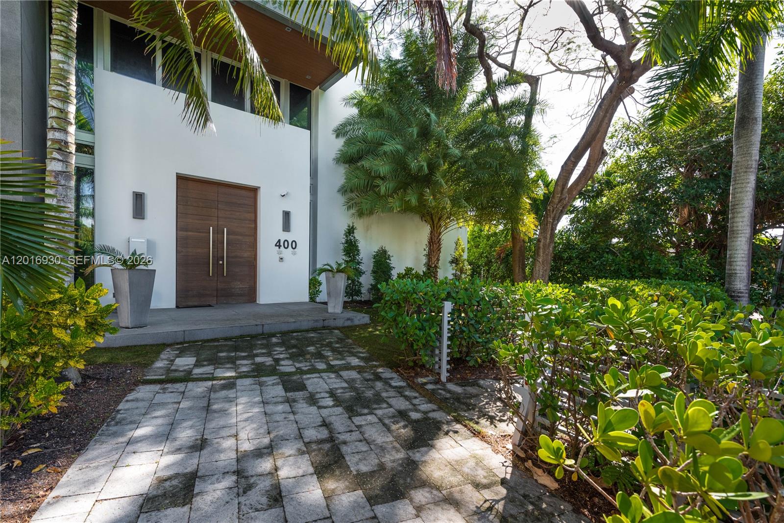 400 Tamarind Dr Hallandale Beach, FL 33009