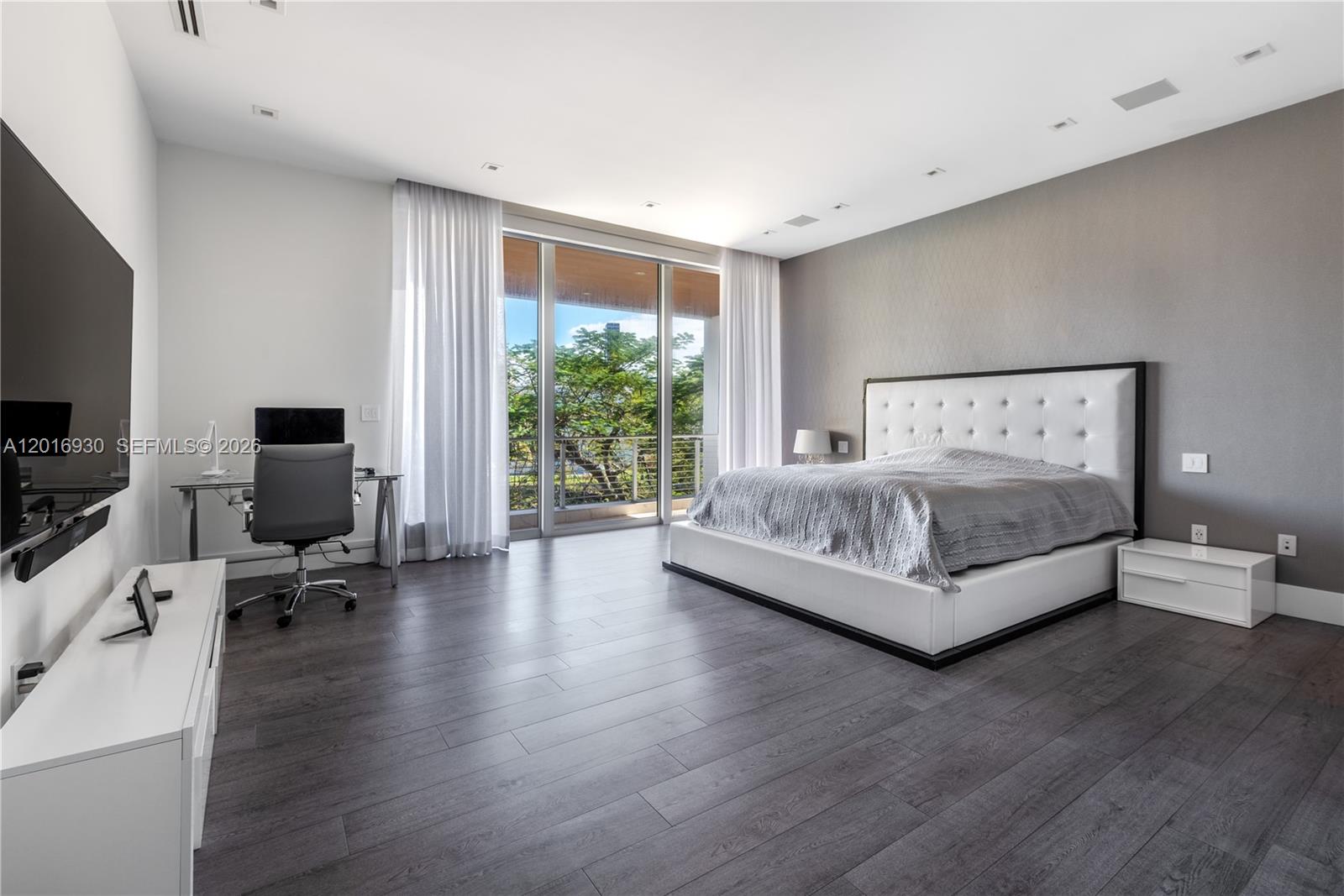 400 Tamarind Dr Hallandale Beach, FL 33009