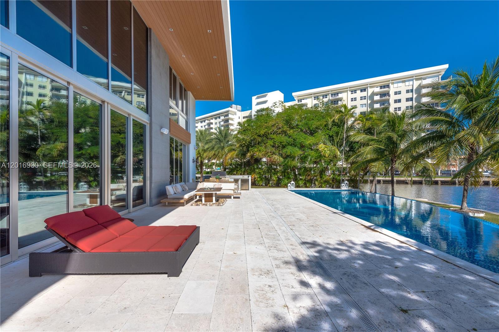 400 Tamarind Dr Hallandale Beach, FL 33009