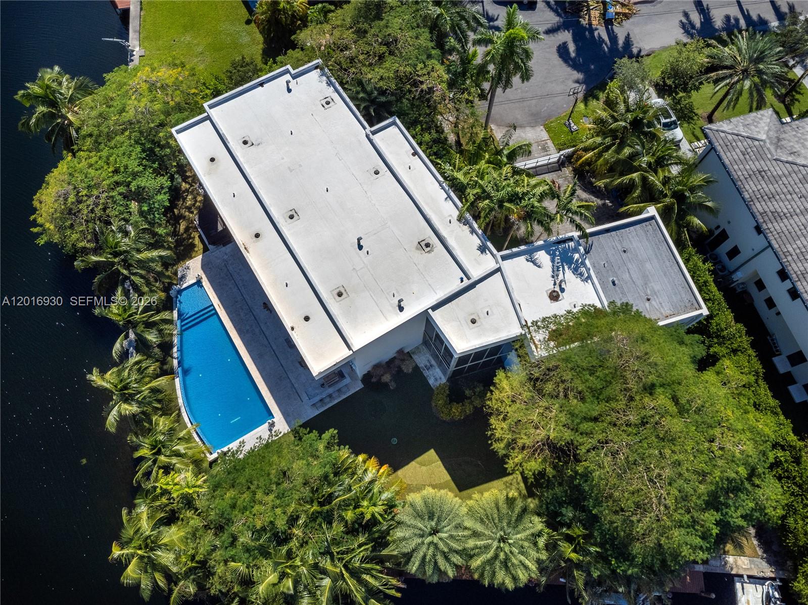400 Tamarind Dr Hallandale Beach, FL 33009