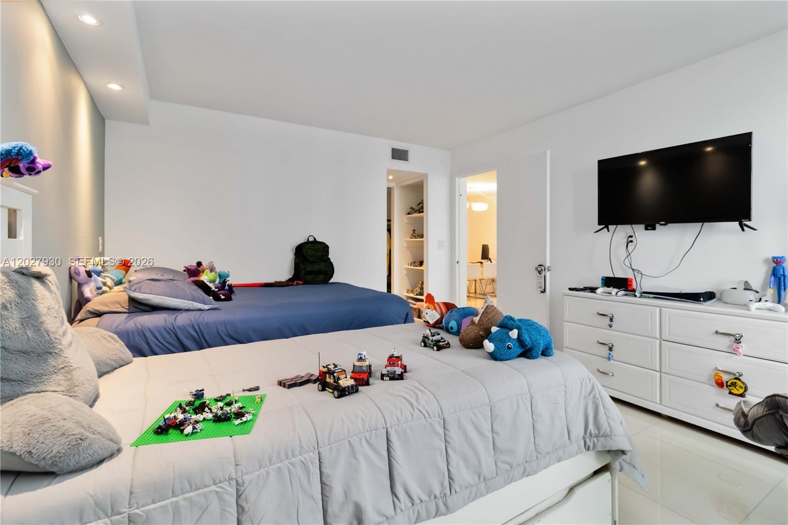 100 Bayview Dr #2014 Sunny Isles Beach, FL 33160