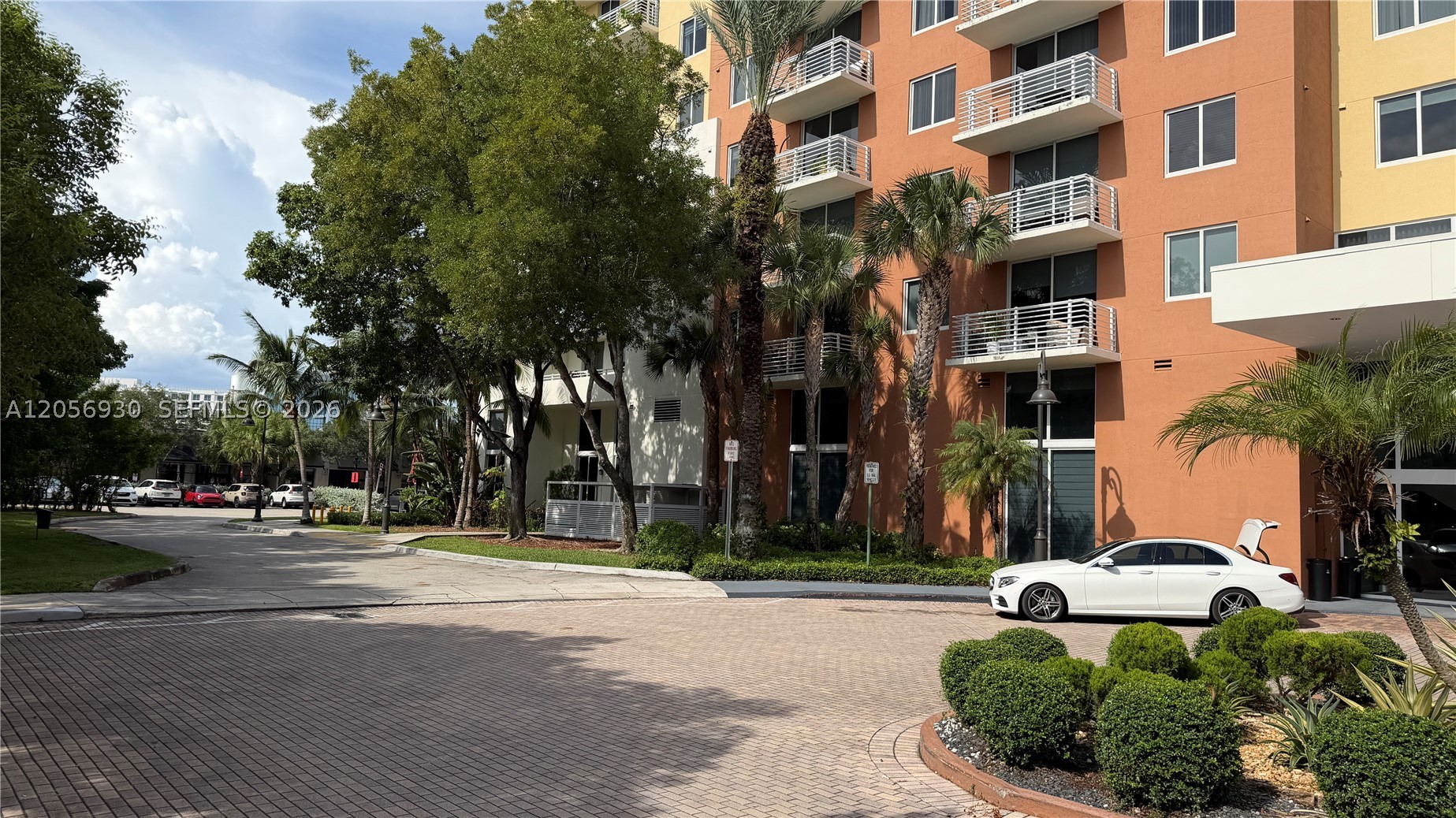 image The Venture at Aventura2
