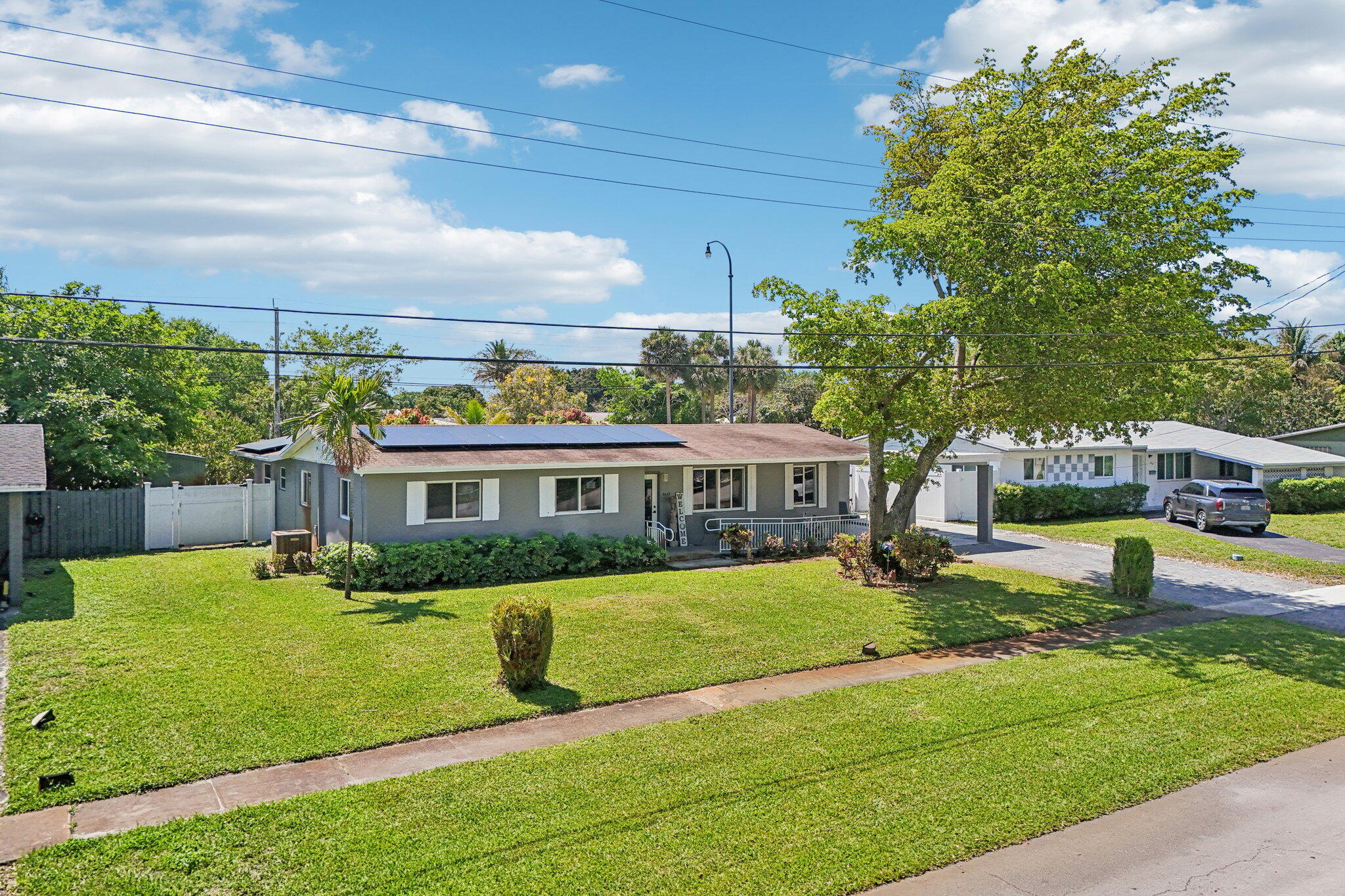 4688 NW 1st Plantation, FL 33317